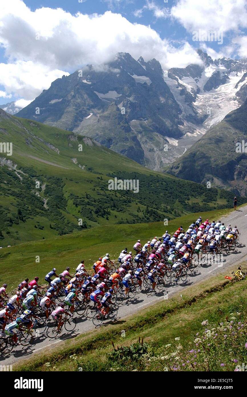pack in the moutain, during the stage Les Deux Alpes/La Plagne, Tour de  France cycling race , on July 24, 2002. Photo by Philippe  Montigny/ABACAPRESS.COM Stock Photo - Alamy