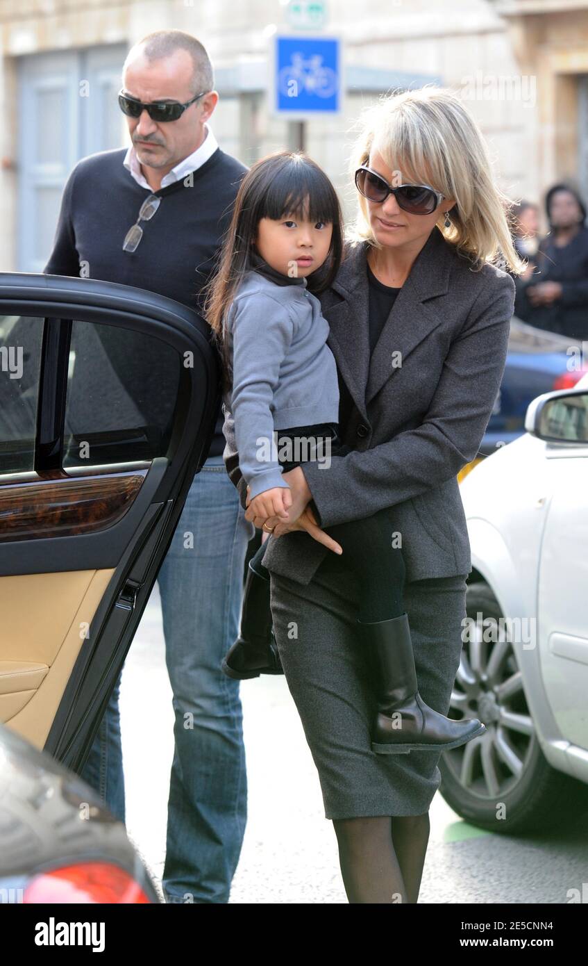 Laeticia Hallyday And Daughter High Resolution Stock Photography And Images Alamy