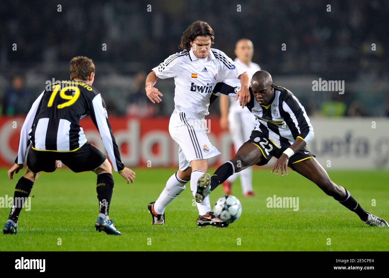 Juventus' Mohamed Sissoko and Real Madrid's Fernando Gago during the Champions League soccer match, Juventus FC vs Real Madrid CF at the Olympic stadium in Turin, Italy on October 21, 2008. Juventus won 2-1. Photo by Stephane Reix/ABACAPRESS.COM Stock Photo
