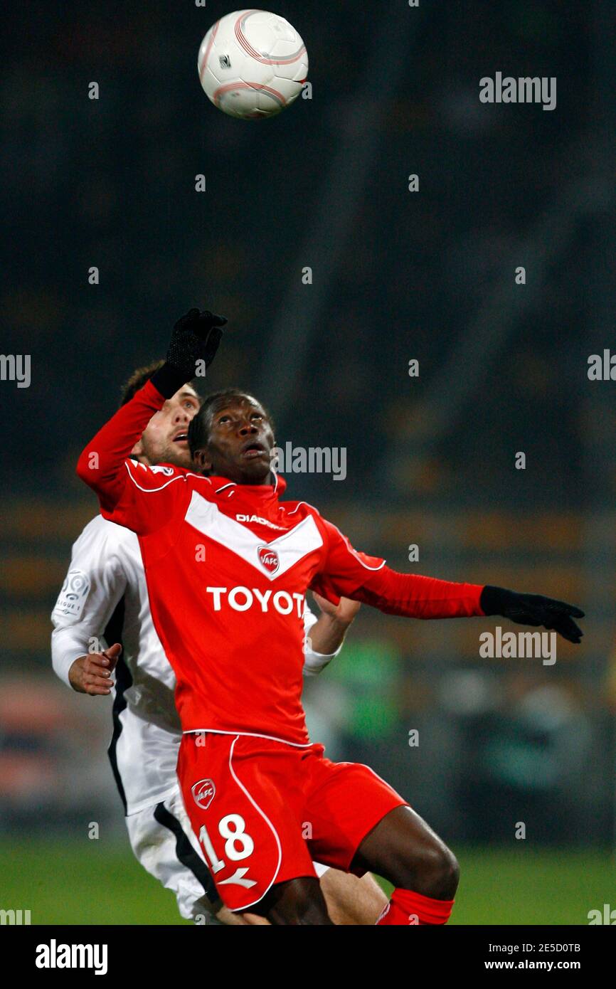 Valenciennes' Amara Bangoura and Rennes' Carlos Bocanegra during the French First League Soccer match, Valenciennes vs Rennes at the Nungesser Stadium in Valenciennes, France on October 29, 2008. The match ended in a 0-0 draw. Photo by Mickael Libert/Came Stock Photo