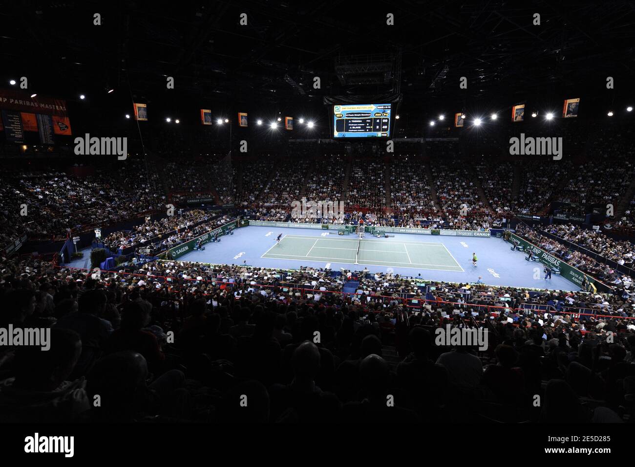 A general view of the BNP Paribas Masters indoor tennis tournament at the  Palais Omnisports Paris-Bercy in Paris, France, on November 1, 2008. Photo  by Henri Szwarc/Cameleon/ABACAPRESS.COM Stock Photo - Alamy