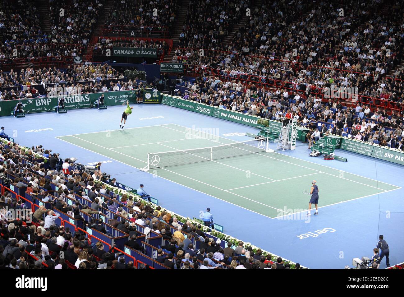 View of the BNP Paribas Masters indoor tennis tournament at the Palais  Omnisports Paris-Bercy in Paris, France, on November 1, 2008. Photo by  Henri Szwarc/Cameleon/ABACAPRESS.COM Stock Photo - Alamy