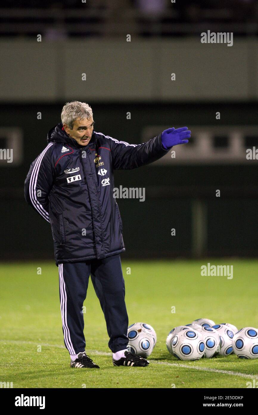 France's Coach Raymond Domenech during a soccer training session in Clairefontaine near Paris, France before football match against Uruguay on november 18, 2008. Photo by Malkon/Cameleon/ABACAPRESS.COM Stock Photo