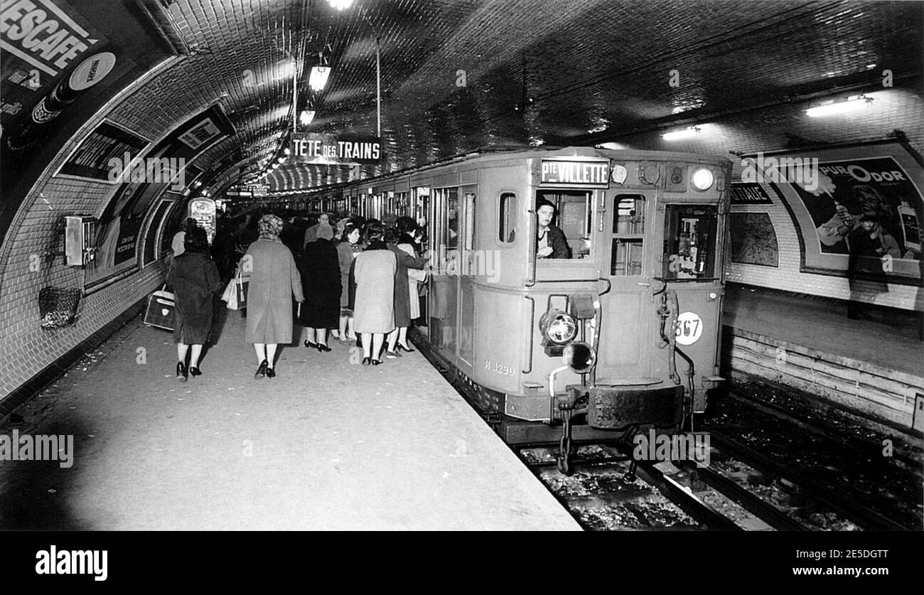 Metro de Paris - Ligne 7 - Porte d Italie Stock Photo - Alamy