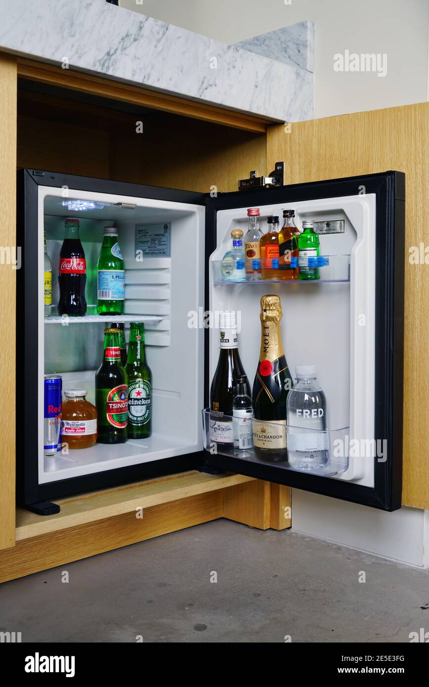 Hotel mini bar fridge -Fotos und -Bildmaterial in hoher Auflösung – Alamy