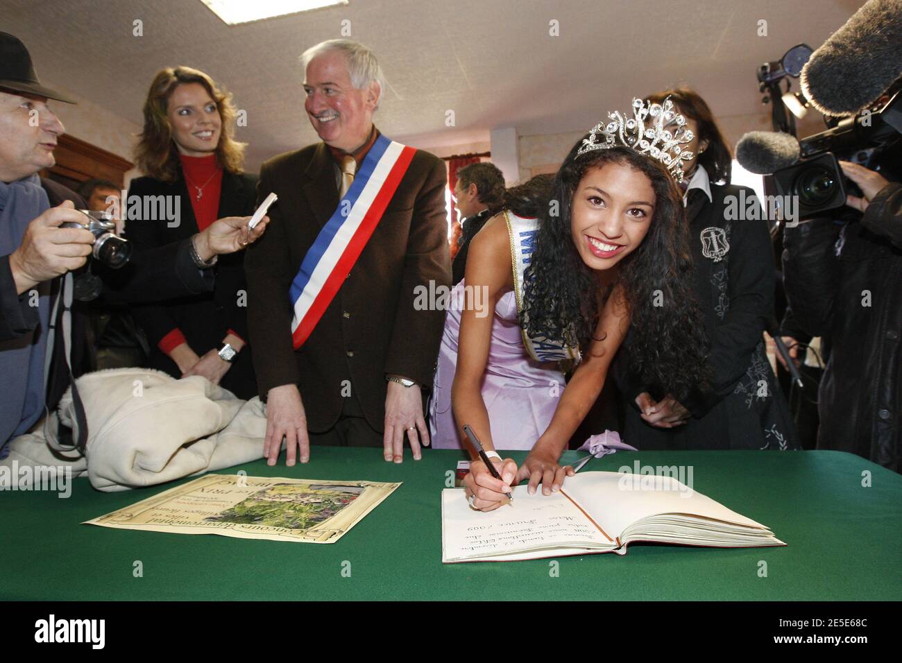 Miss France 2009 Chloe Mortaud is back in Benac, near Foix. She is welcomed by her father Jean-Marie, her mother Brenda and many citizen. Flanked by Genevieve de Fontenay, she launches the Christmas celebrations. Benac, France, on December 22, 2008. Photo by Patrick Bernard/ABACAPRESS.COM Stock Photo