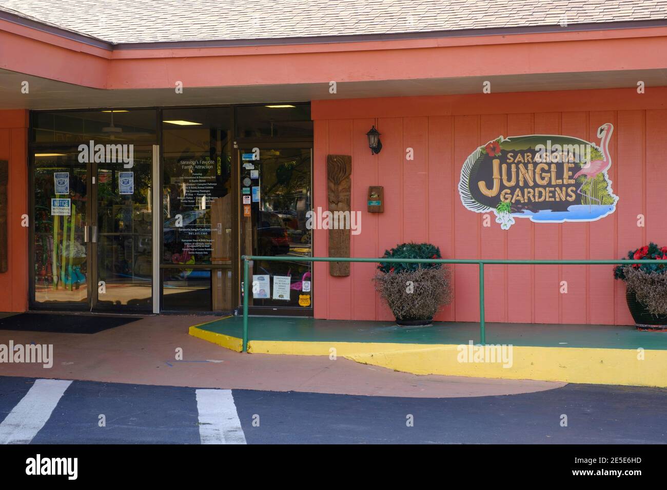 Main entrance and gift shop - Sarasota Jungle Gardens Stock Photo