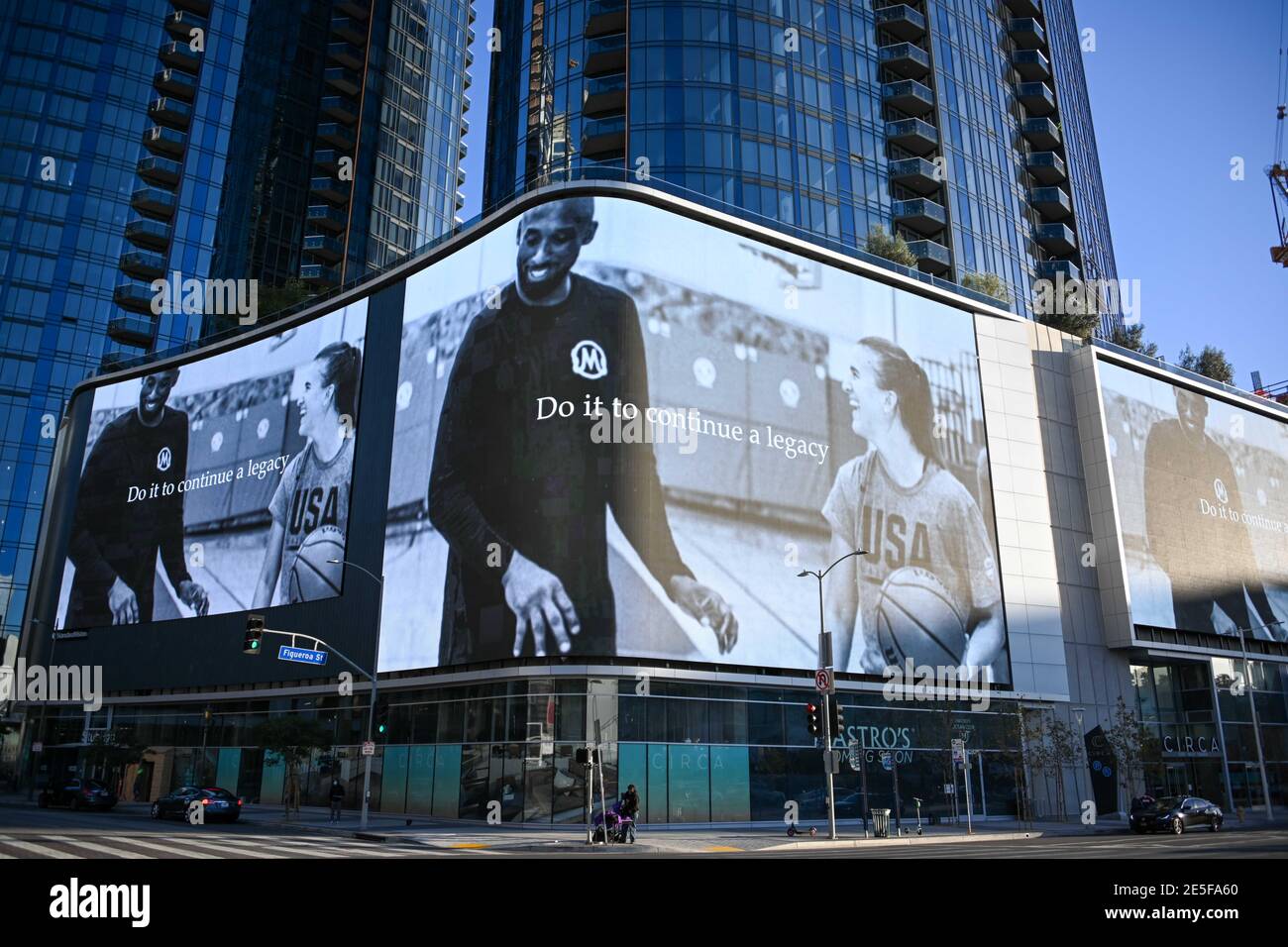 Sabrina Ionescu and Kobe Bryant appear in a Nike ad during near a memorial  for Kobe Bryant and daughter Gianna near Staples Center, Tuesday, Jan. 26  Stock Photo - Alamy