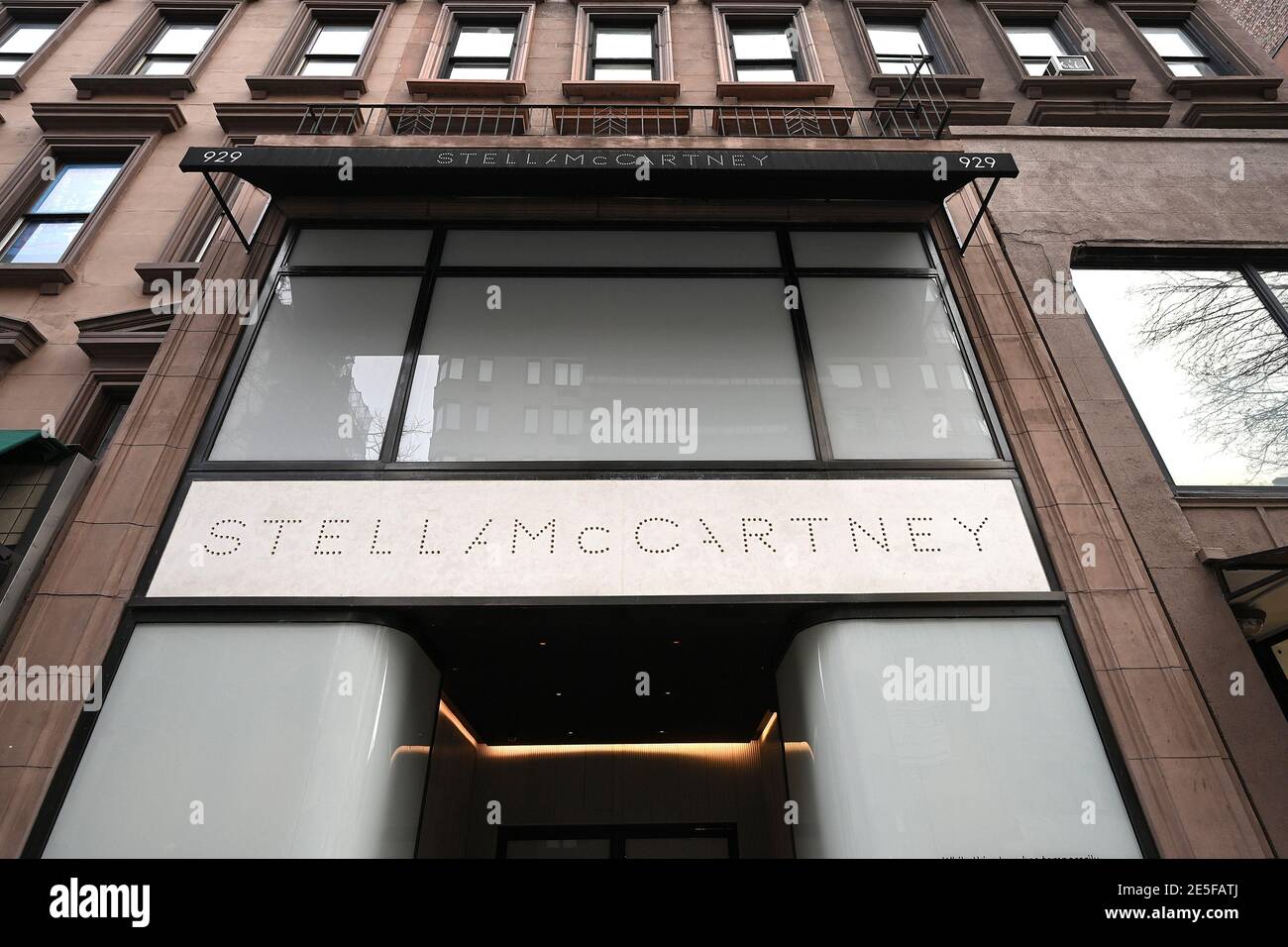 The exterior of the trendy STELLA MCCARTNEY store on Madison avenue on the  Upper East Side of Manhattan, New York City Stock Photo - Alamy