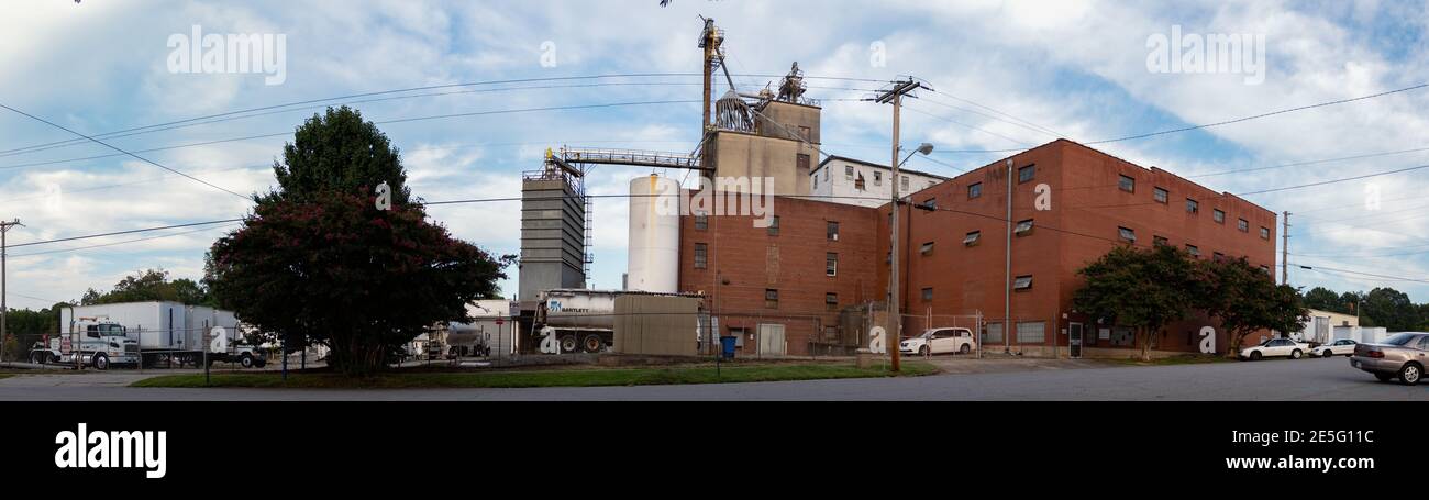 Statesville, North Carolina/USA-September 5, 2018: Animal feed manufacturing facility for Bartlett Milling Company operating in downtown Statesville. Stock Photo