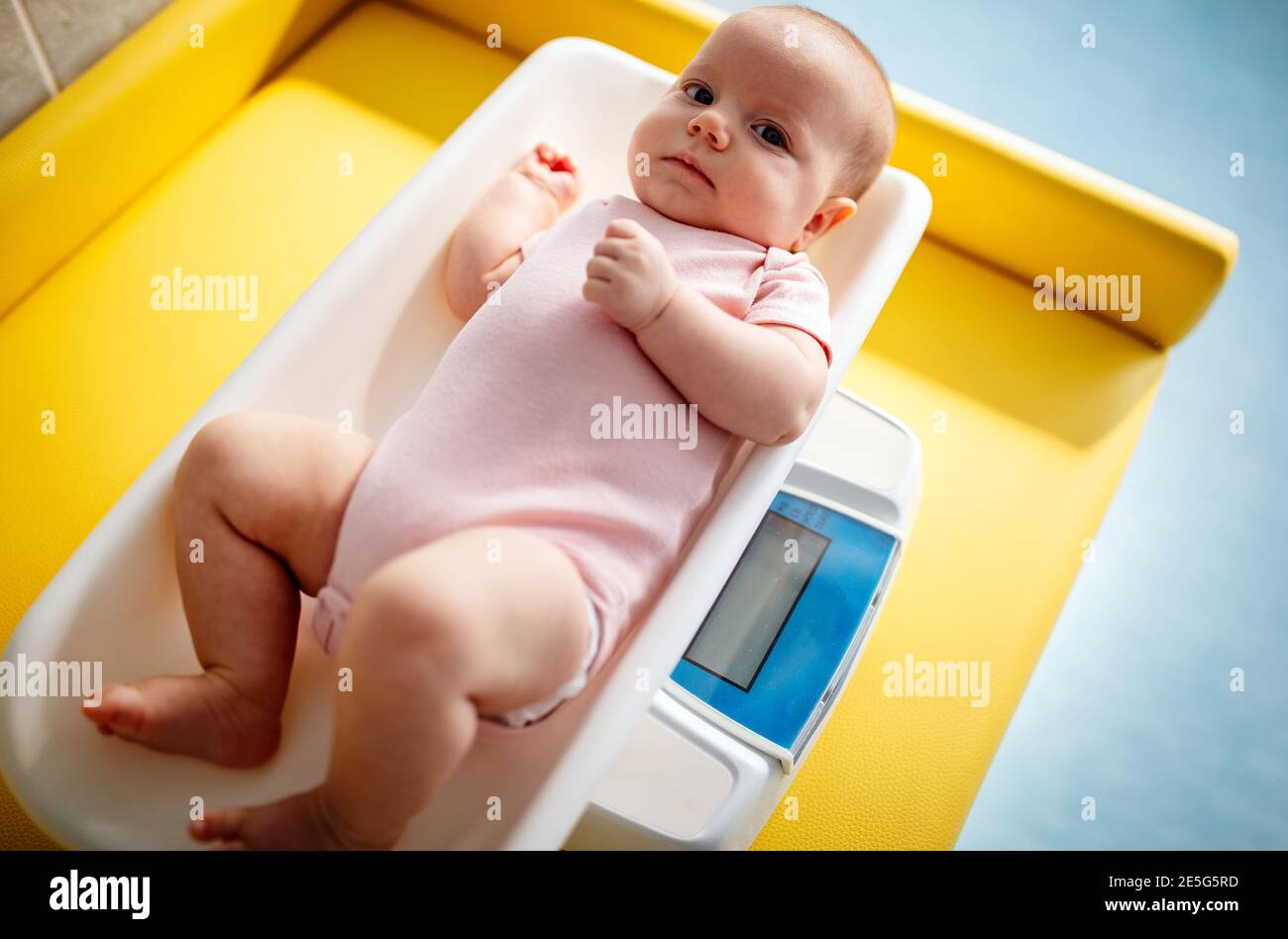 https://c8.alamy.com/comp/2E5G5RD/beautiful-newborn-baby-on-weighing-scale-health-baby-weight-concept-2E5G5RD.jpg