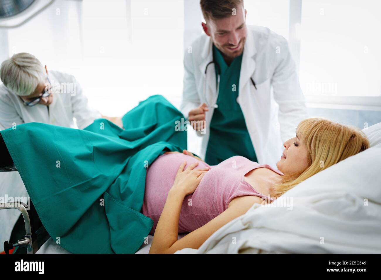 https://c8.alamy.com/comp/2E5G649/woman-giving-birth-in-hospital-with-medical-team-2E5G649.jpg