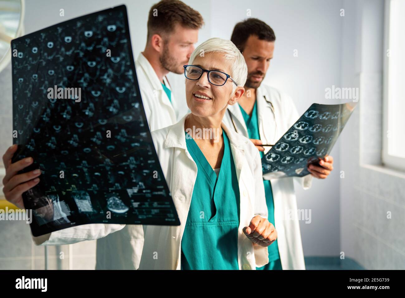 Medical team doctors checking on X-ray results in hospital Stock Photo ...