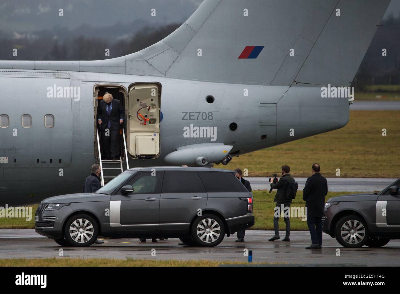 Glasgow, Scotland, UK. 28th Jan, 2021. Pictured: The UK Prime Minister Boris Johnson arrives off his plane at Glasgow Airport signalling the start of his Scotland visit. His visit has been parred by controversy due to the travel ban which the Scottish First Minister Nicola Sturgeon has put in place questioning if the PM's visit is an essential journey or not. Mr Johnson is up on important business to maintain the ties with the union. Credit: Colin Fisher/Alamy Live News Stock Photo