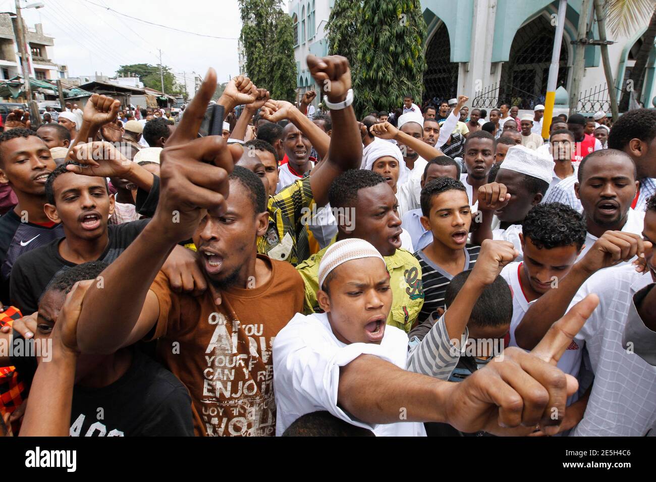 Muslim faithful gesture and chant slogans during a protest against the killing of Sheikh Aboud Rogo Mohammed, after Friday prayers at the Masjid Musa Mosque in the Kenyan coastal city of Mombasa, August 31, 2012. The killing of Muslim cleric Aboud Rogo Mohammed on August 27, 2012, accused by the United States of helping al Qaeda-linked Islamist militants in Somalia, triggered riots and violence in which five people, including three police officers, were killed. REUTERS/Thomas Mukoya (KENYA - Tags: SOCIETY RELIGION CIVIL UNREST CRIME LAW) Stock Photo