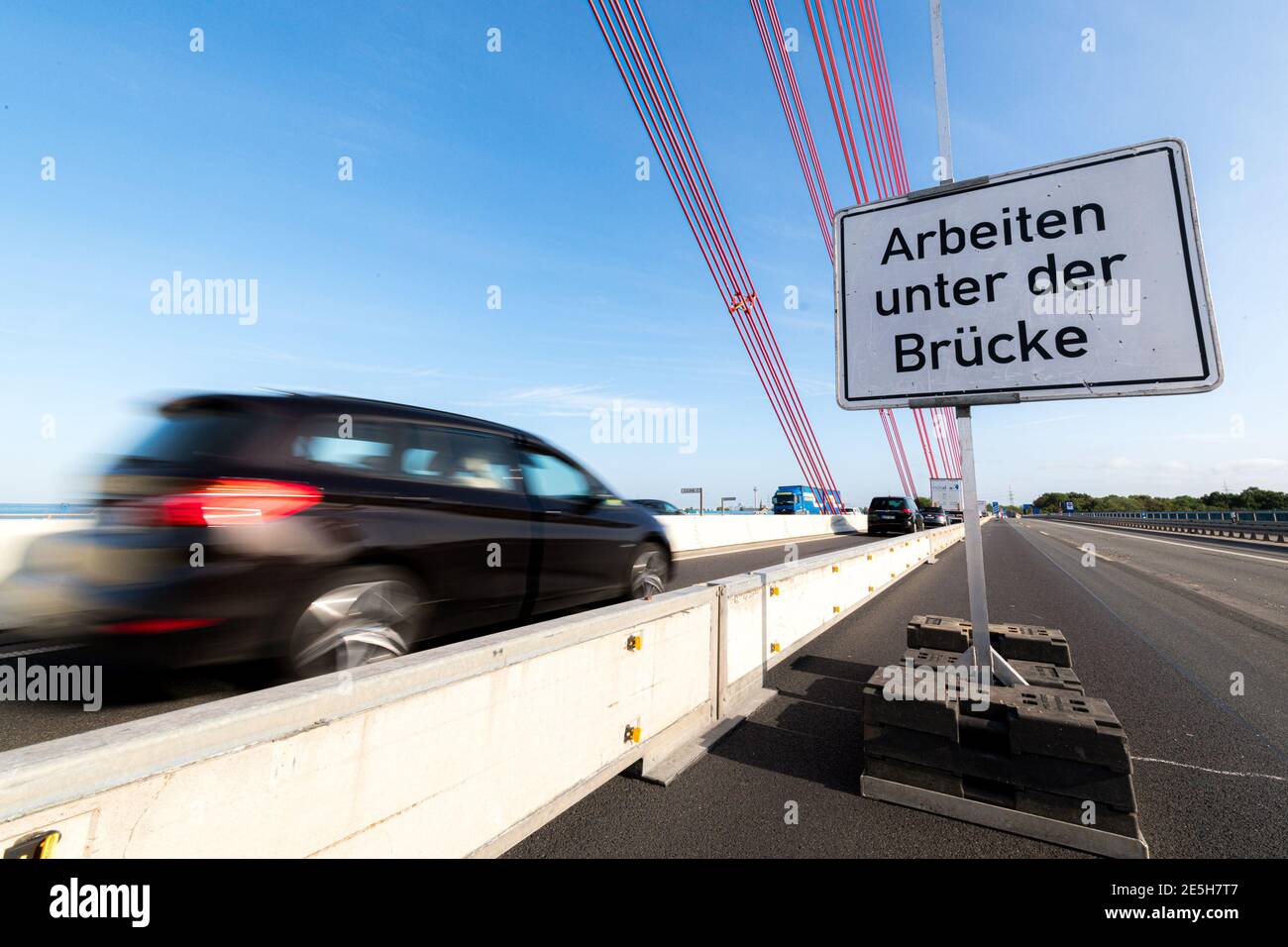 Ansichten der Fleher Brücke auf der die Autobahn A46 zwischen Düsseldorf und Neuss über den Rhein führt. Stock Photo