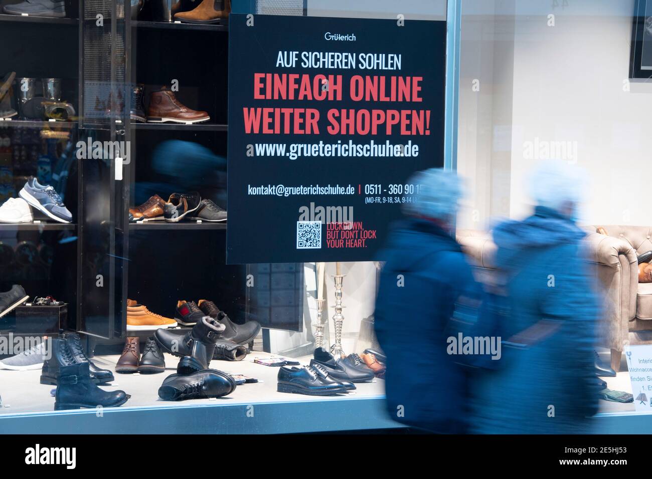 Eat, Deutschland. 25th Jan, 2021. Sign 'AûEinfach online in the window of a shoe store, pedestrian zone Essen, 25.01.2021. ¬ | usage worldwide Credit: dpa/Alamy Live News Photo - Alamy