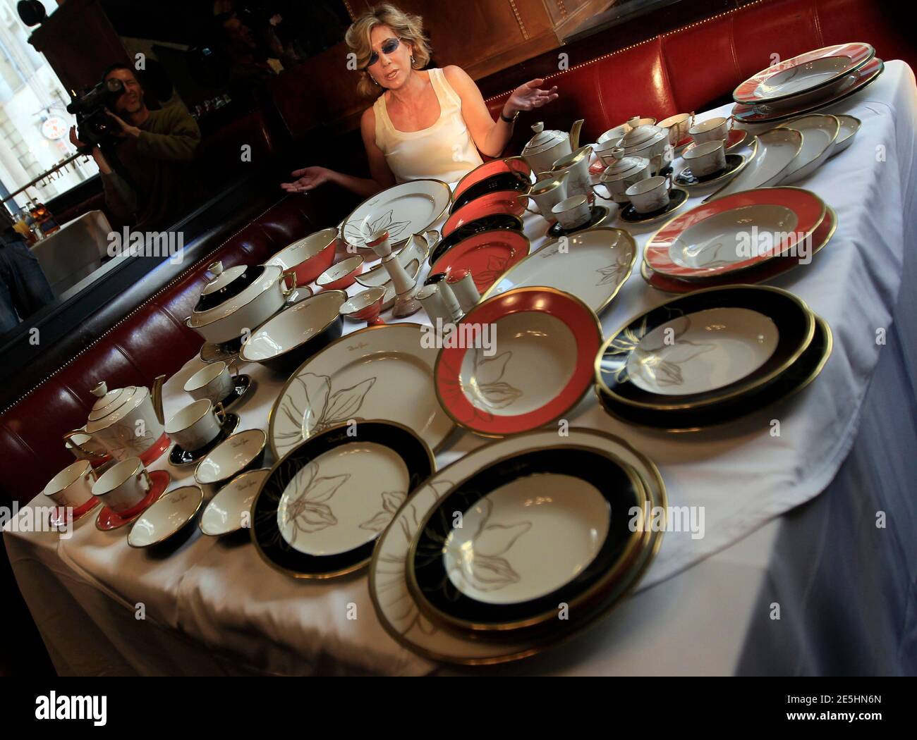 voksenalderen Gooey Levere Fashion icon Patrizia Gucci displays a new joint line of dishware produced  with Hungary's famed Zsolnai china manufacturers in Budapest April 5, 2012.  REUTERS/Lazlo Balogh (HUNGARY - Tags: SOCIETY ENTERTAINMENT Stock Photo -  Alamy