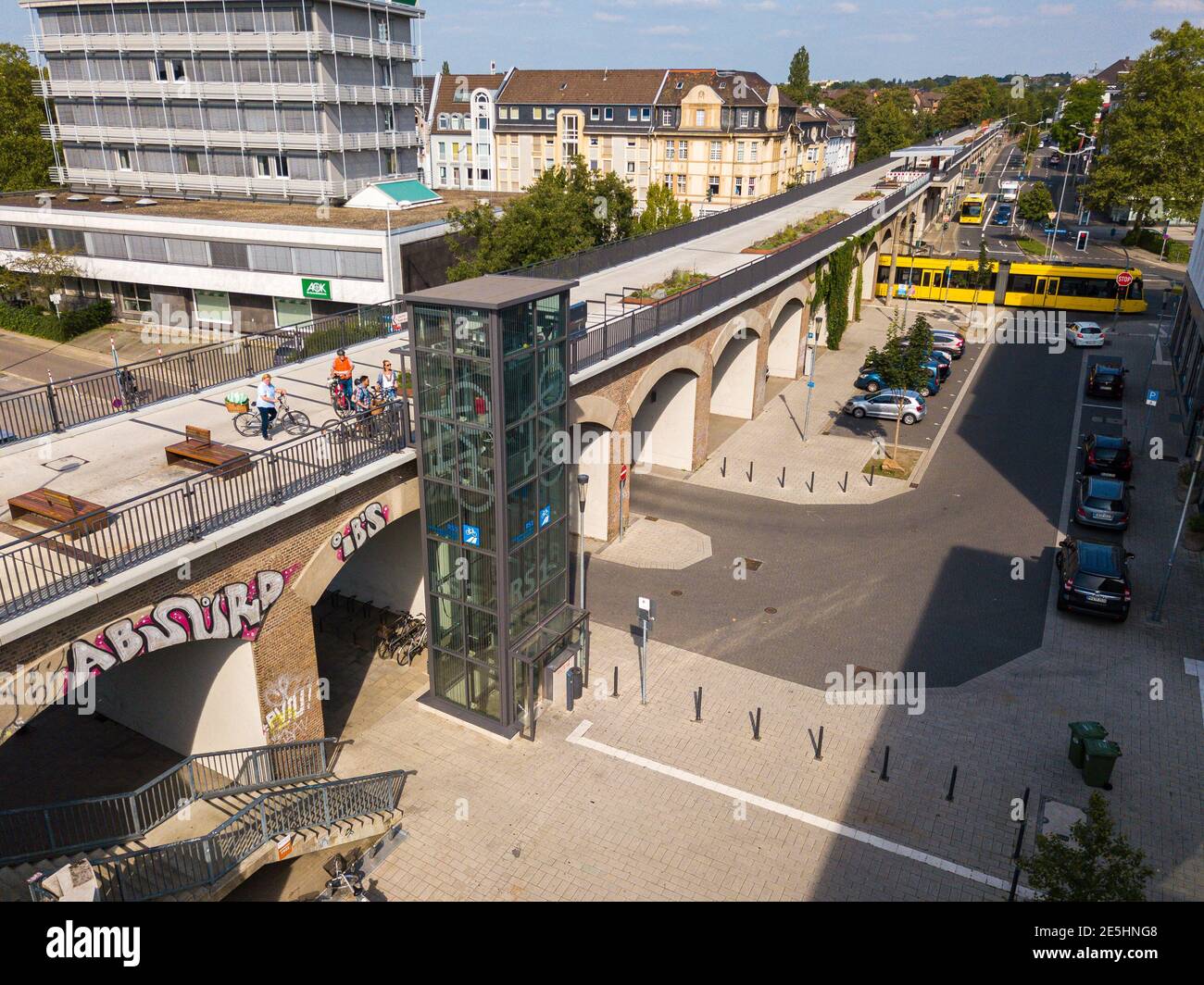 Das Teilstück des Radschnellweg Ruhr (RS1) zwischen dem Mülheimer Hauptbahnhof über den Stadt-Viadukt Mülheim bis zur Ruhrbrücke. Stock Photo