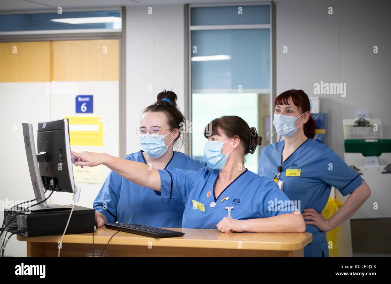 Nurses working at the nurses station in the Acute Receiving Ward at the Royal Alexandra Hospital in Paisley. Picture date: Wednesday January 27, 2021. Stock Photo