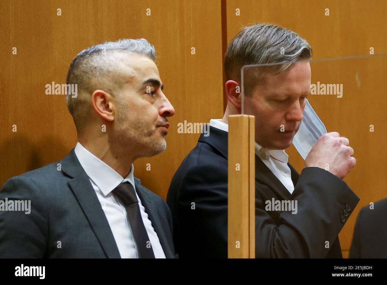 Frankfurt, Germany. 28th Jan 2021. 28 January 2021, Frankfurt/Main: Stephan Ernst (r), main defendant in the trial of the murder of Kassel's district president Lübcke, stands in the courtroom next to his lawyer Mustafa Kaplan and takes off his mouth-nose protection. The verdicts in the trial were announced on this day of the hearing. Photo: Kai Pfaffenbach/Reuters/Pool/dpa Stock Photo