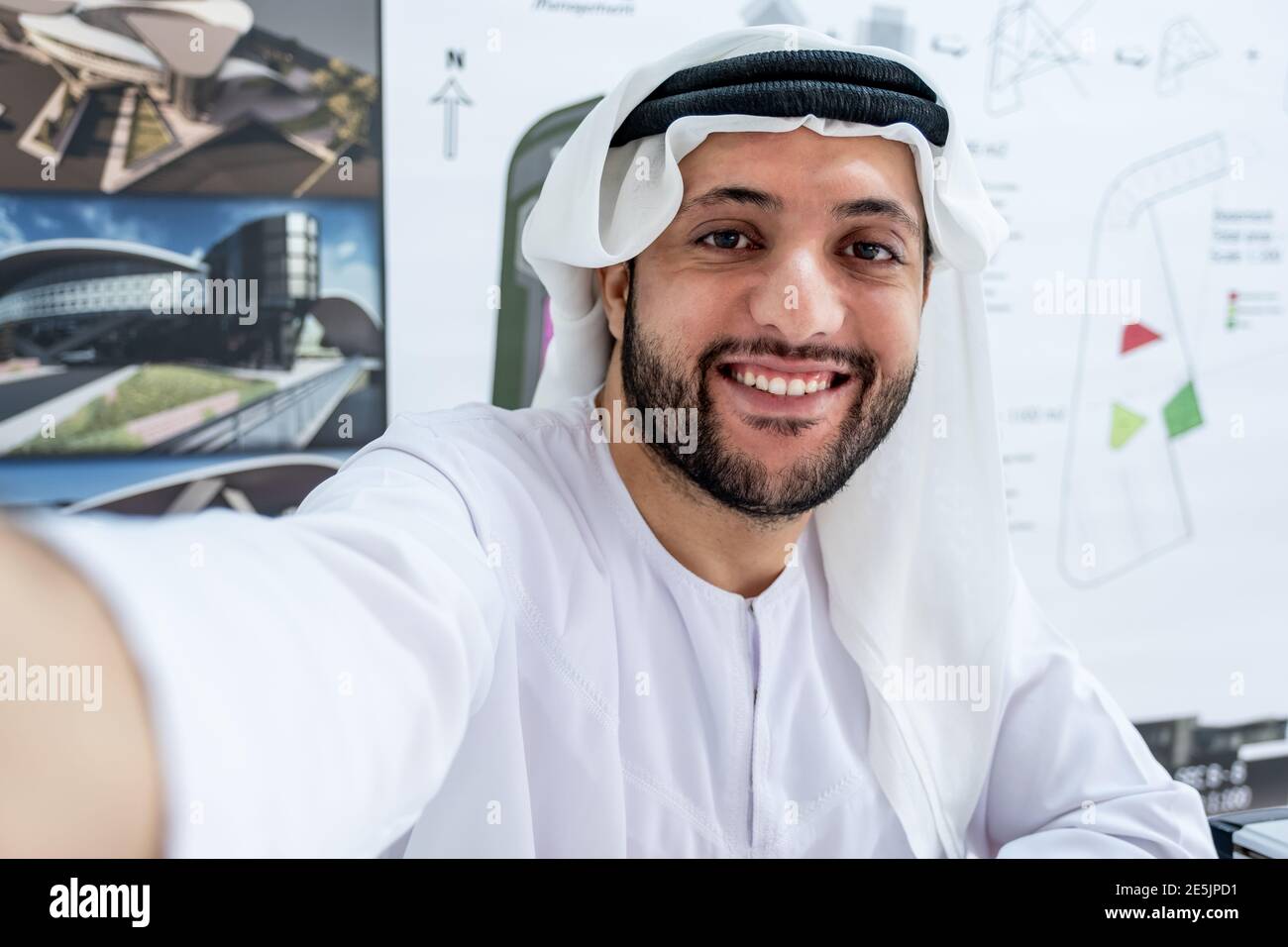 Engineer selfie smile man hi-res stock photography and images - Alamy
