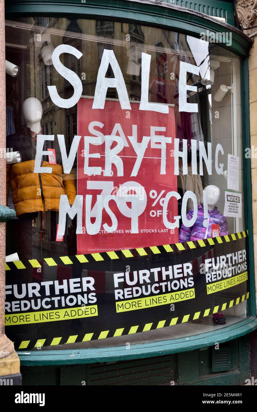 Shop on high street closing down with sign Sale Everything Must Go, UK Stock Photo