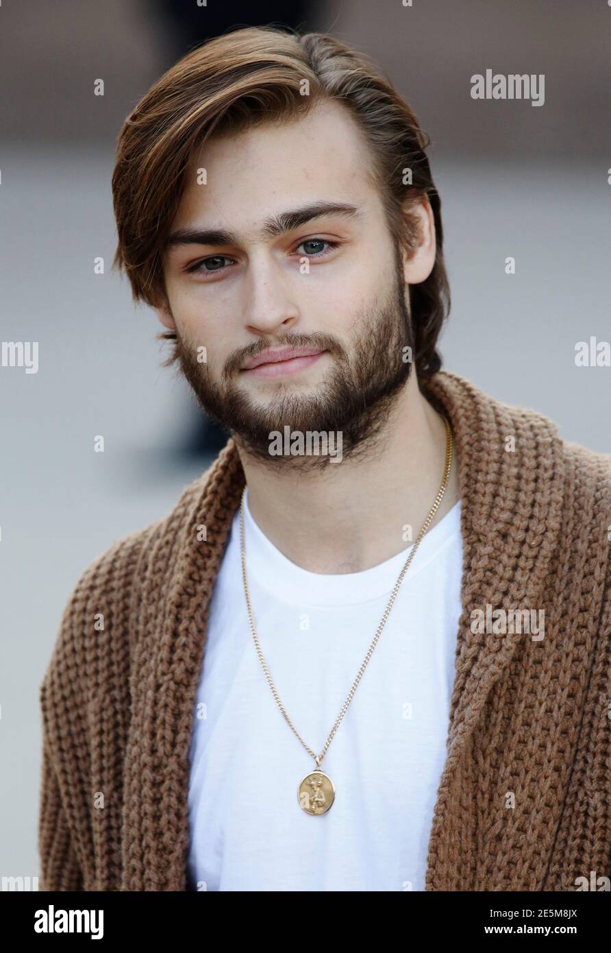 Actor Douglas Booth arrives for the Burberry Prorsum Womenswear  Autumn/Winter 2013 Show in Hyde Park during London Fashion Week February  18, 2013. REUTERS/Luke MacGregor (BRITAIN - Tags: ENTERTAINMENT FASHION  Stock Photo - Alamy