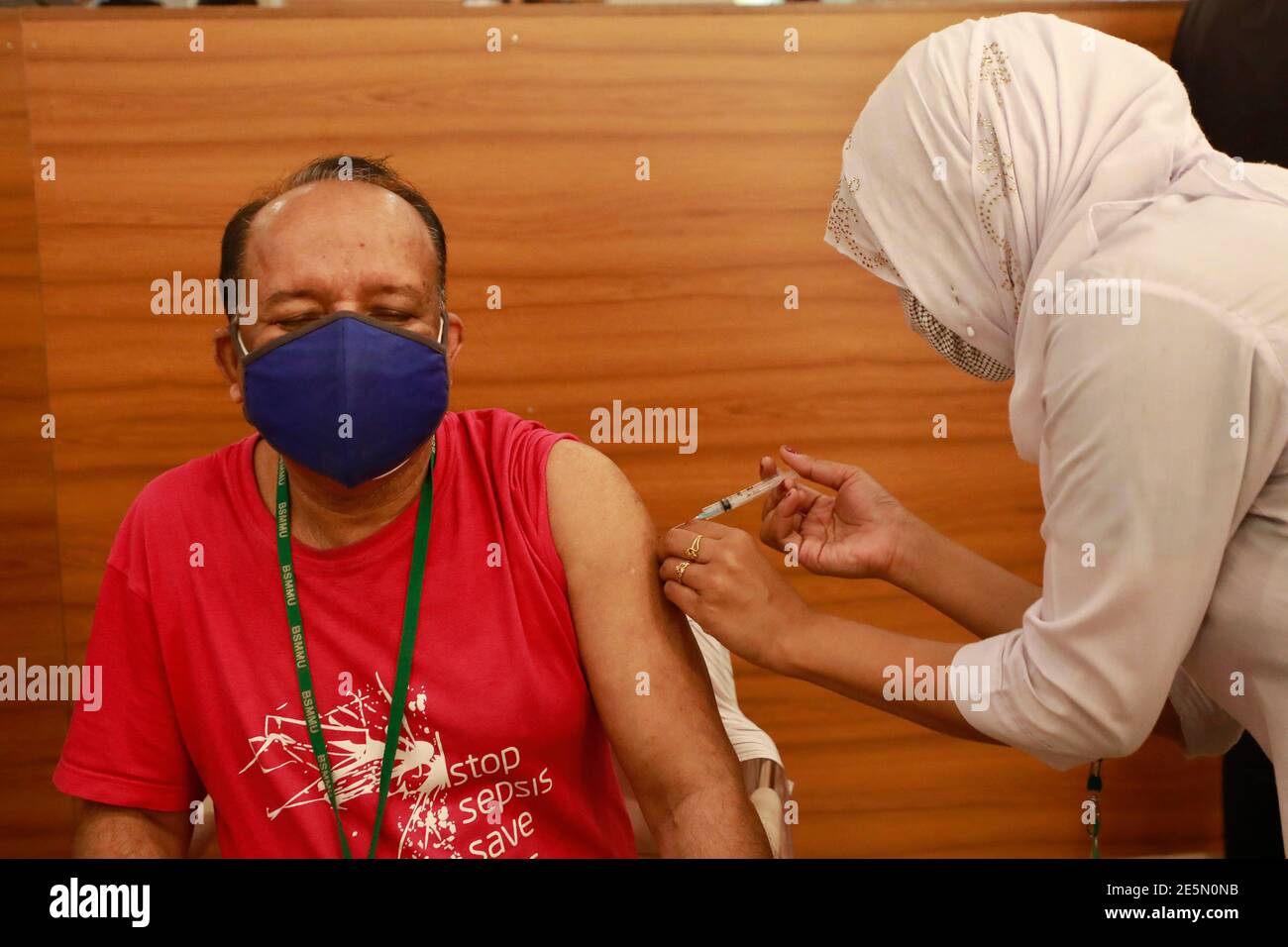 Dhaka, Bangladesh - January 28, 2021: The Nurses and doctors vaccinate against coronavirus in the morning at Bangabandhu Sheikh Mujib Medical Universi Stock Photo