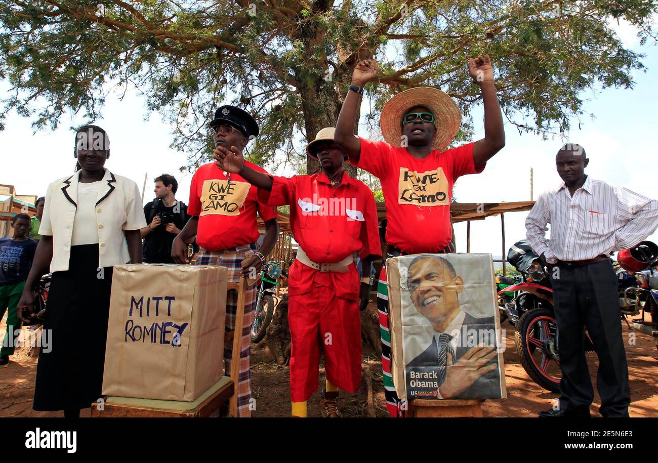 Kenyan comedians prepare villagers for a mock-vote for the U.S. presidential elections in the ancestral home of U.S. President Barack Obama in Nyangoma Kogelo, 430 km (367 miles) west of Kenya's capital Nairobi, November 6, 2012. REUTERS/Thomas Mukoya (KENYA - Tags: SOCIETY ELECTIONS POLITICS TPX IMAGES OF THE DAY) Stock Photo