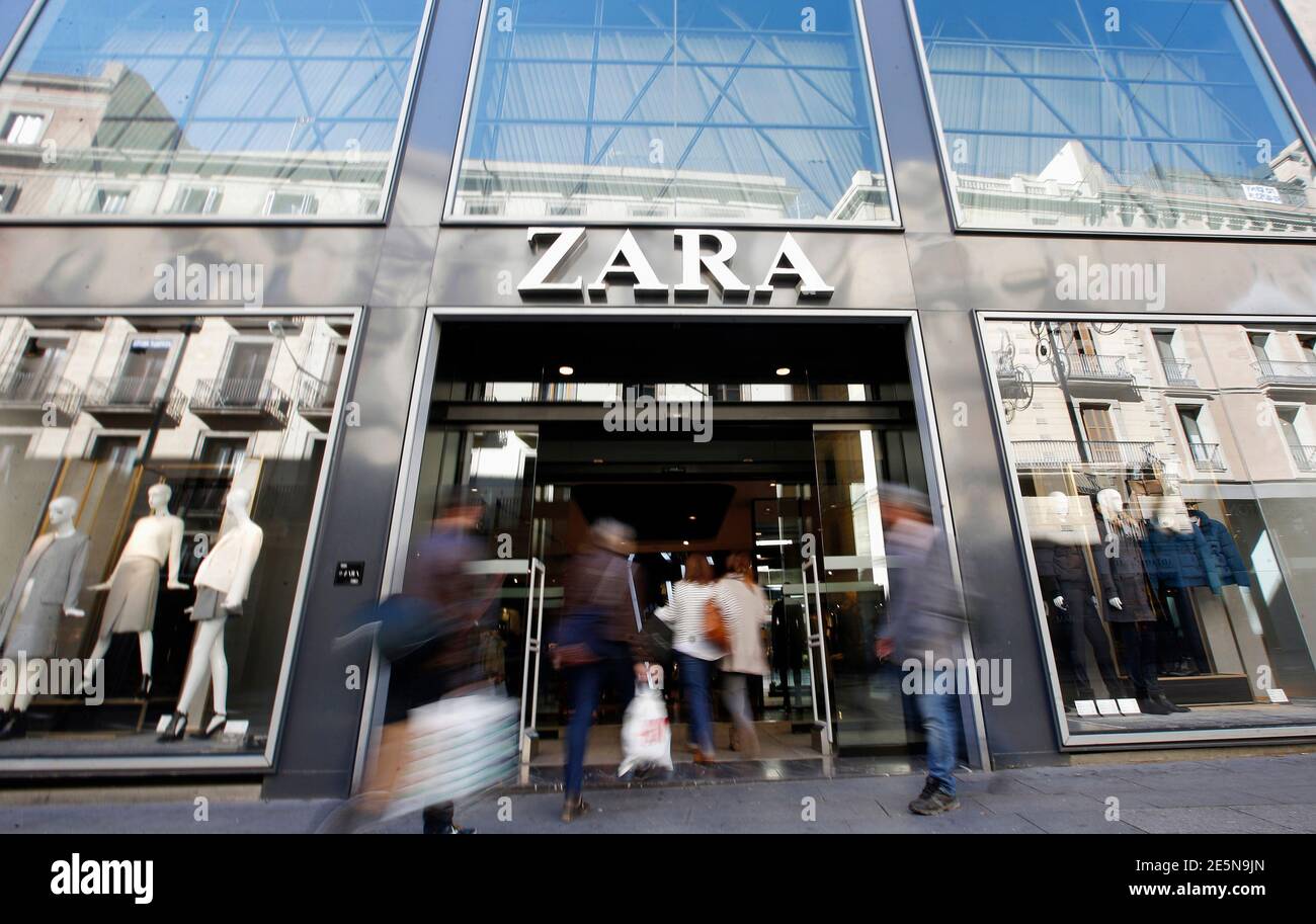 People enter a Zara store in Barcelona, November 5, 2013. The world's  largest fashion retailer, Inditex, shows no sign of stalling and investors  are betting that its Zara "fast fashion" model has
