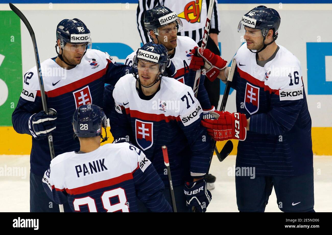 Чм словакии. Словакия обезбол. Сборная словакии по хоккею форма. Хоккеисты словакии. Словакия и нидерланды.