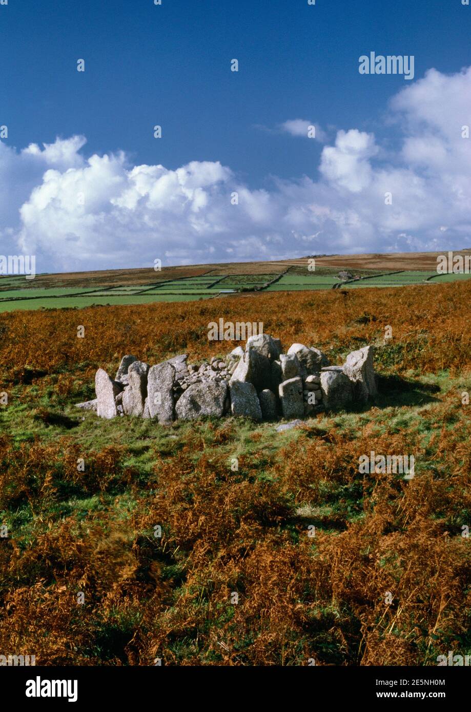 View NNW of Bosiliack Bronze Age entrance grave, Cornwall, England, UK, showing the circular cairn enclosed by a kerb of upright granite slabs. Stock Photo