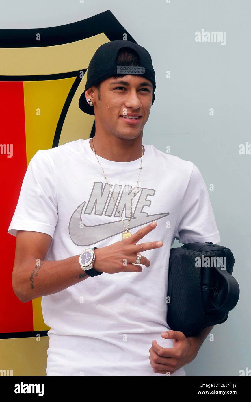 Brazilian soccer player Neymar poses for the media in front of Barcelona's  offices, close to Camp Nou stadium in Barcelona June 3, 2013. Neymar will  take medical tests before signing his five-year