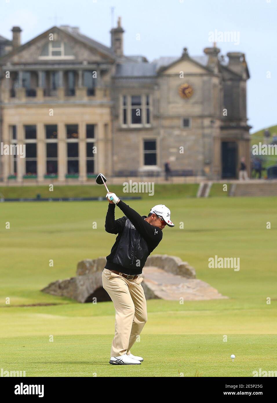 Hideki Matsuyama of Japan hits his tee shot on the 18th hole during the first round of the British Open golf championship on the Old Course in St. Andrews, Scotland, July 16, 2015.    REUTERS/Eddie Keogh Stock Photo