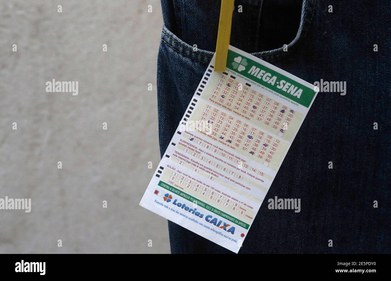A Mega Sena lottery ticket is displayed in Sao Paulo January 18, 2014.  Brazilian police said on Saturday that they had broken up a bank robbery  scheme that had diverted 73 million