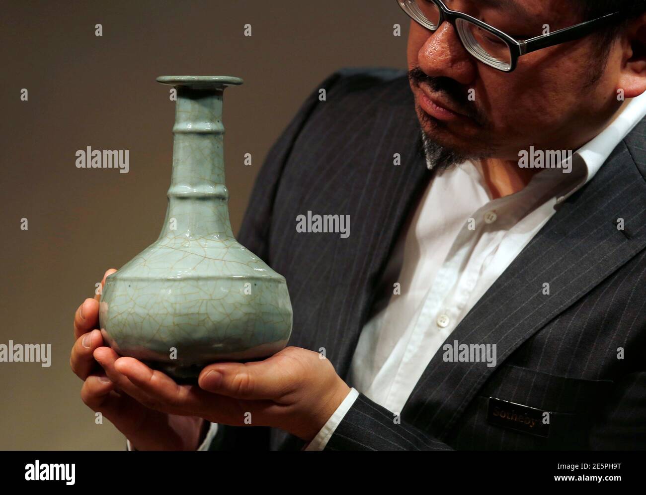 Chinese vase auction hi-res stock photography and images - Alamy