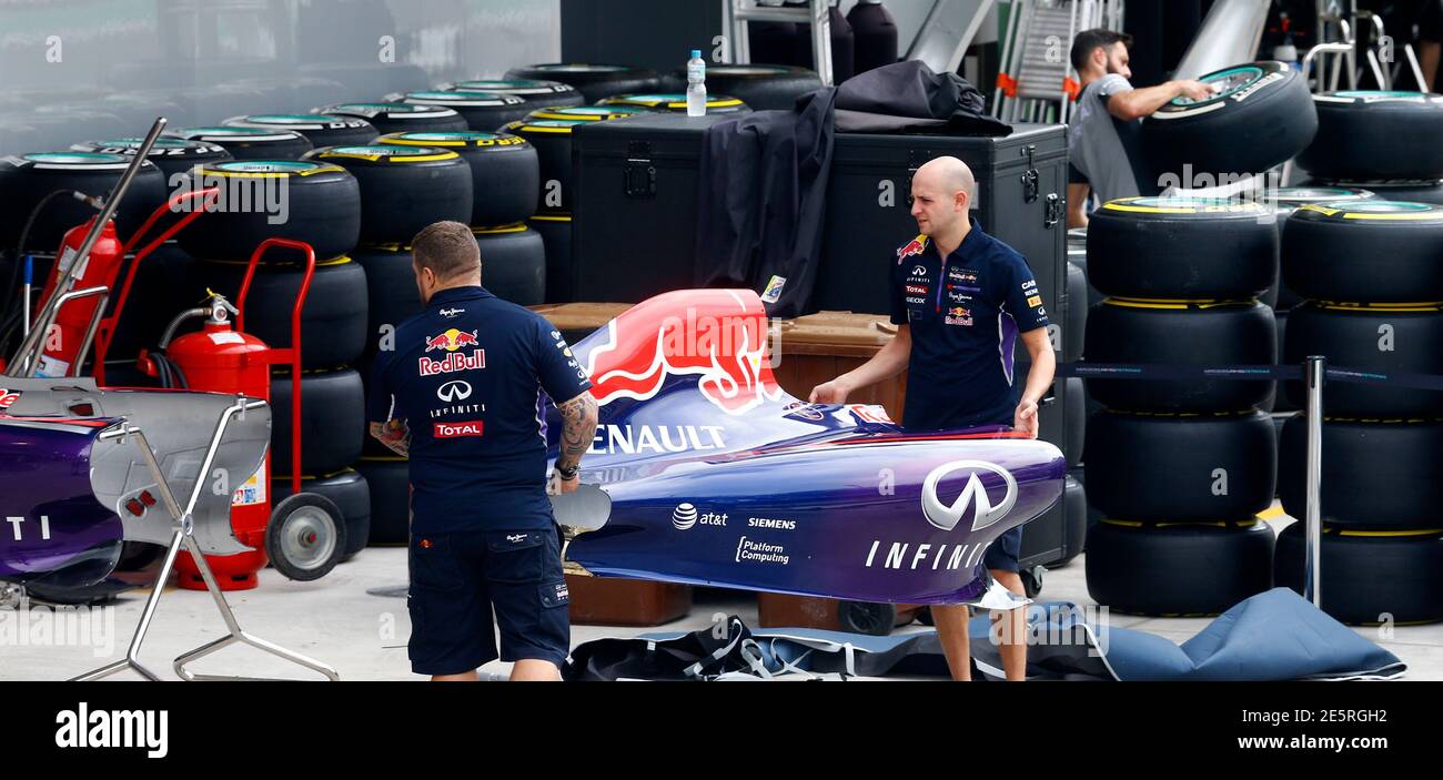 red bull f1 team mechanics high resolution stock photography and images alamy