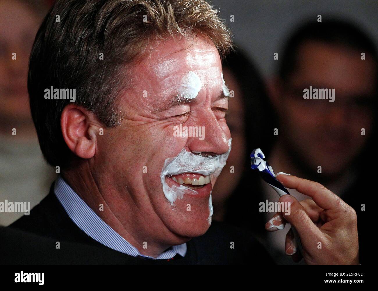 Lokomotiv Precipice Falde sammen New Democratic Party MP Peter Stoffer reacts while having his moustache  shaved off to raise money for prostate cancer research as part of  'Movember' on Parliament Hill in Ottawa November 1, 2011.