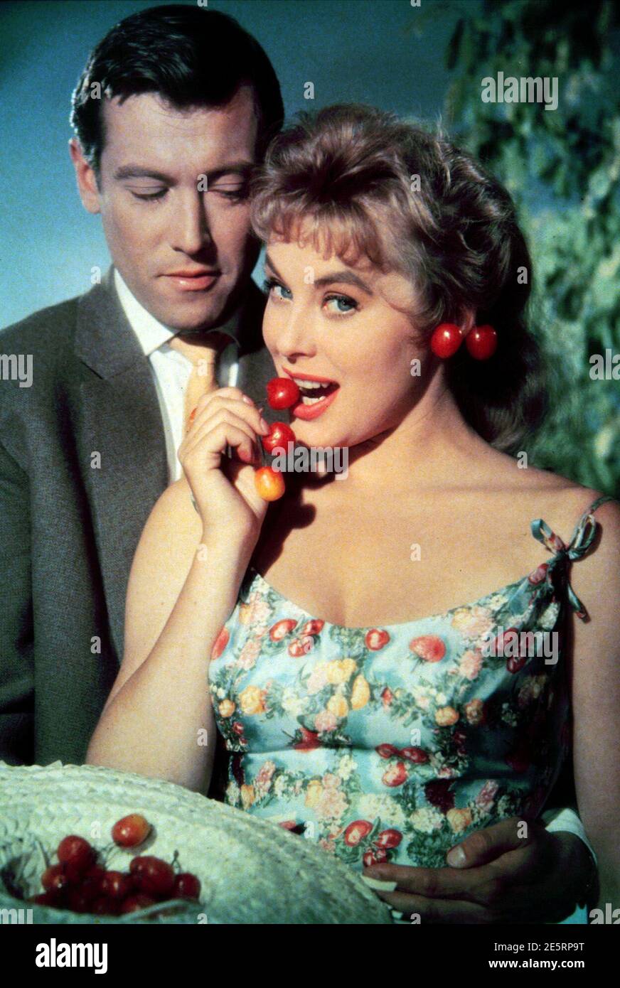 DIETMAR SCHÖNHERR, Schauspieler aus Österreich und MARIANNE HOLD, deutsche Schauspielerin, Studioaufnahme zum Film: Schwarzwälder Kirsch, 1958. DIETMAR SCHOENHERR, Austrian actor and MARIANNE HOLD, German actress, Studio Still for the film: Schwarzaelder Kirsch, 1959. Stock Photo