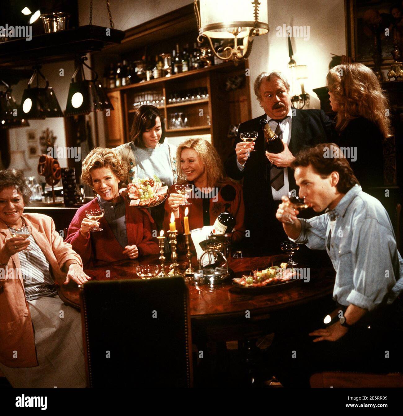 DIESE DROMBUSCHS, ZDF TV Serie, 1990, Folge: Das Vermächtnis, Szene: Oma Drombusch hat in einem Preisausschreiben gewonnen. Die Familie feiert mit ihr, GRETE WURM (Oma), WITTA POHL (Vera), ANJA JAENICKE (Yvonnche), SABINE KAACK (Marion), GÜNTER STRACK (Onkel Ludwig), MARION KRACHT (Tina), MICK WERUP (Chris). DIESE DROMBUSCHS, ZDF TV series, 1990, episode: Das Vermächtnis, scene: GRETE WURM, WITTA POHL, ANJA JAENICKE, SABINE KAACK, GÜNTER STRACK, MARION KRACHT, MICK WERUP. Stock Photo