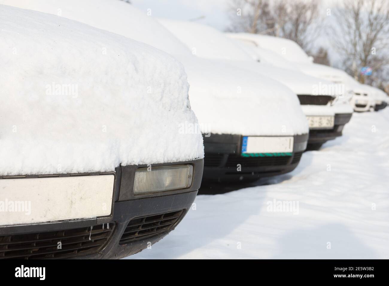 Snow covered cars parked in a row next to each other Stock Photo - Alamy
