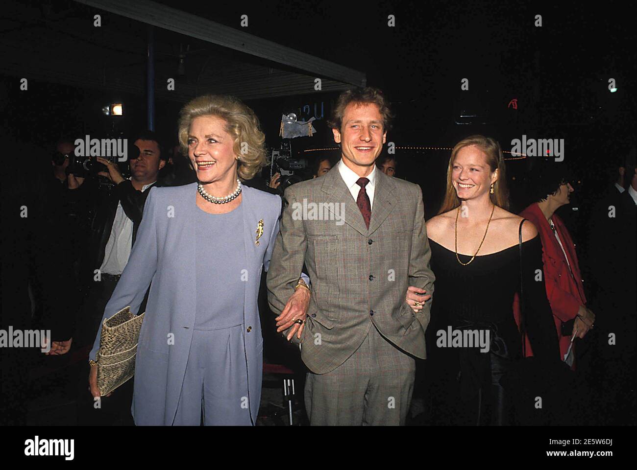 Lauren Bacall, Sam Robards and Suzy Amis Cameron 1991 Credit: Ralph  Dominguez/MediaPunch Stock Photo - Alamy