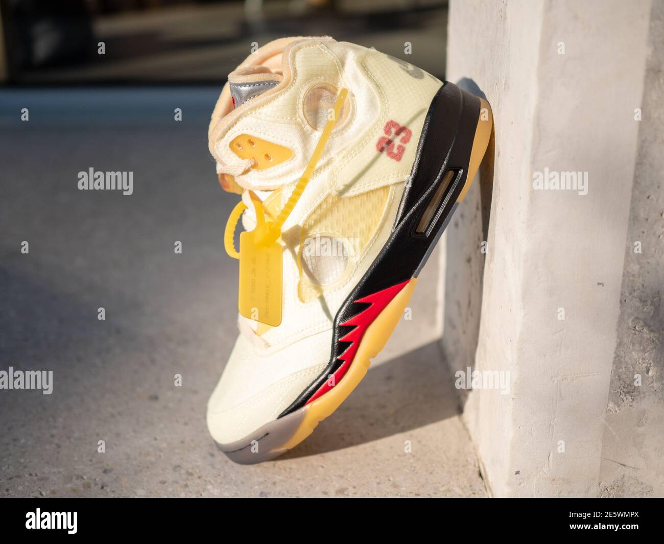 Off-White x Air Jordan 5 SP 'Sail' DH8565-100