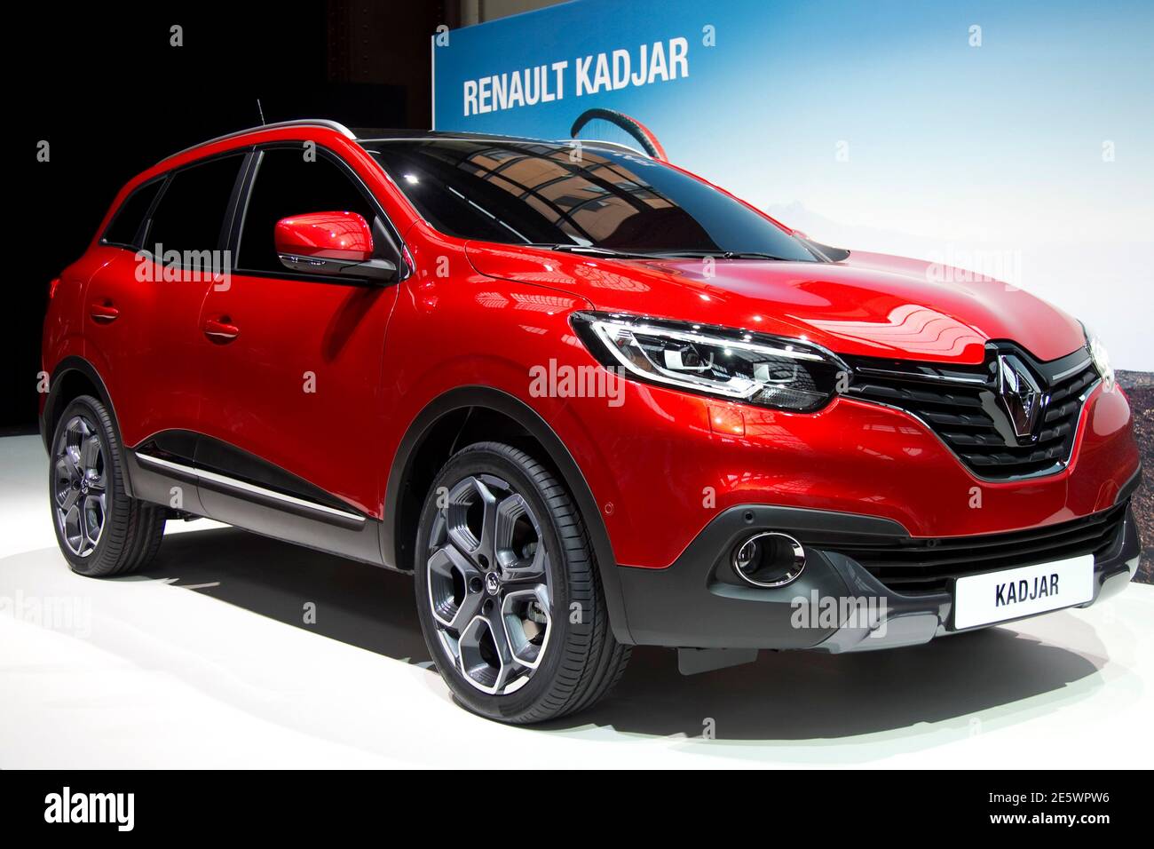 forklædning fugl melodramatiske A Renault Kadjar, a new crossover SUV, is seen during a presentation in  Saint-Denis near Paris February 2, 2015. French carmaker Renault launched  its first compact SUV on Monday, aiming to emulate