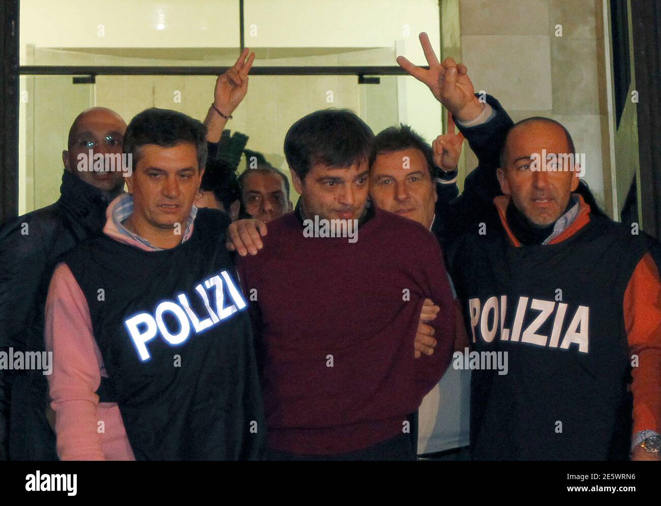 Italian policemen escort Camorra Antonio Iovine (C) as he leaves the police headquarters in Naples November 17, 2010. Italian police arrested on Wednesday a mafia boss who been on the
