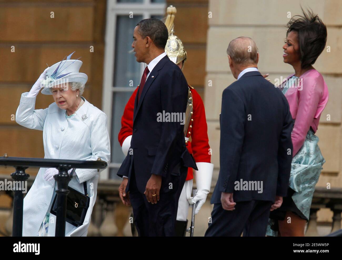 U.S. President Barack Obama (2nd L), first lady Michelle Obama (R), Queen Elizabeth II (L) and Prince Phillip, Duke of Edinburg (2nd R) participate in an official arrival ceremony on the Buckingham Palace Terrace stairs in London May 24, 2011.         REUTERS/Larry Downing      (BRITAIN - Tags: POLITICS ROYALS) Stock Photo