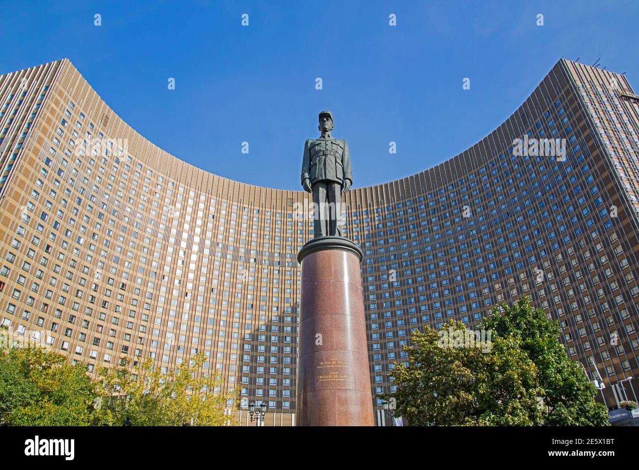 Statue / monument in honor of General Charles de Gaulle in front of the Cosmos Hotel, largest hotel in Russia, in the city Moscow Stock Photo