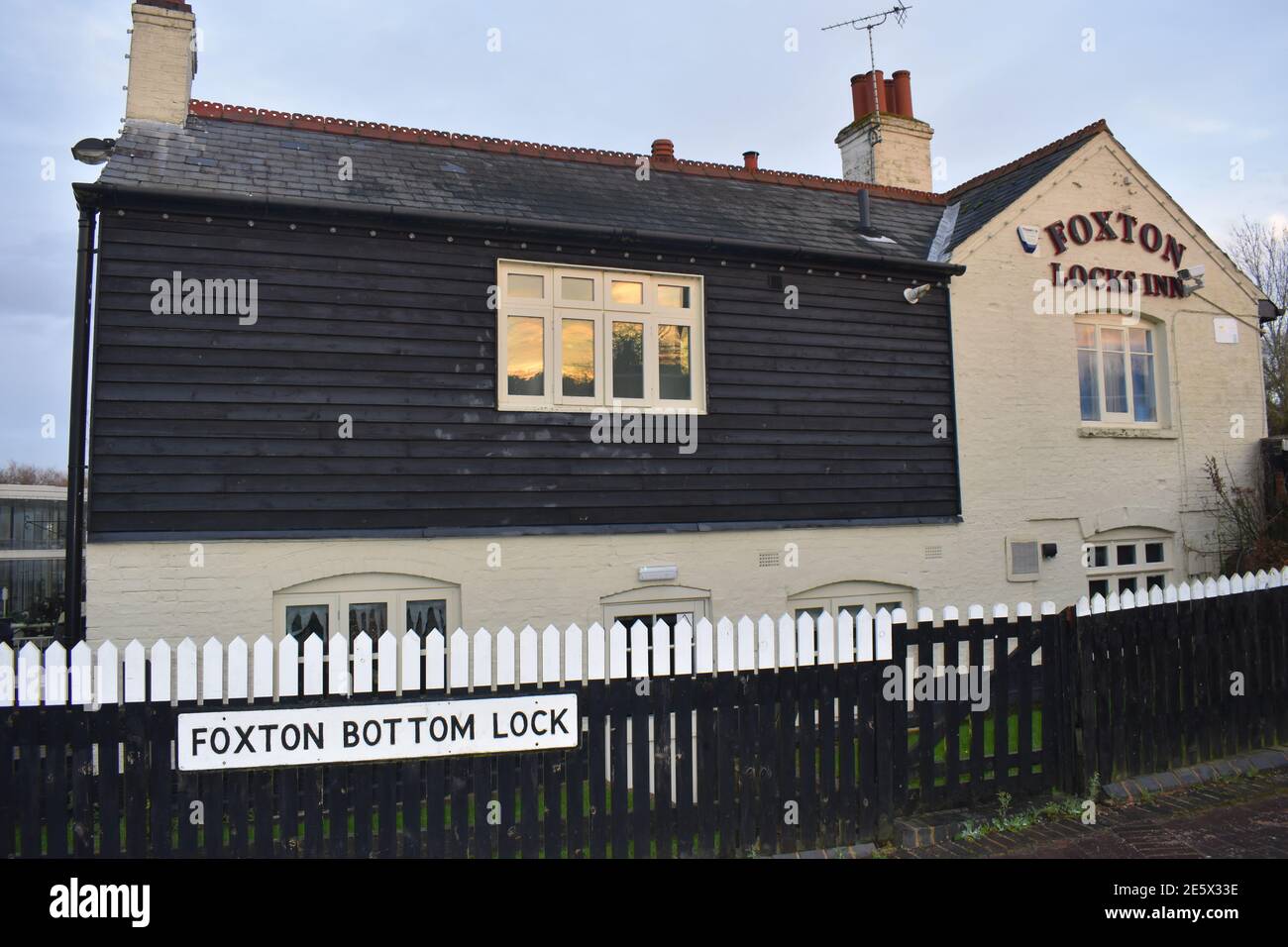 Foxton Locks Inn at Bottom lock road on the Leicester line of the Grand Union canal. During the summer the pub is open all day including bank holidays Stock Photo