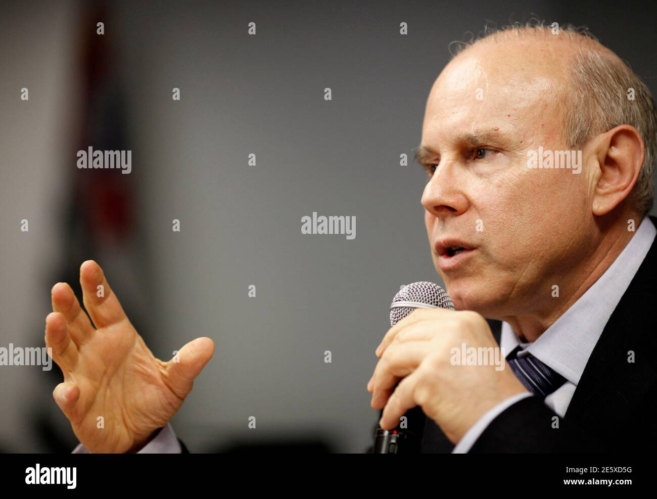 Brazil's Finance Economy Guido Mantega gestures as he attends a news conference in Sao Paulo September 2, 2011. Mantega told the news conference he expected growth in the third quarter to be similar to the April-June period before accelerating in the final quarter. REUTERS/Paulo Whitaker (BRAZIL - Tags: POLITICS BUSINESS) Stock Photo